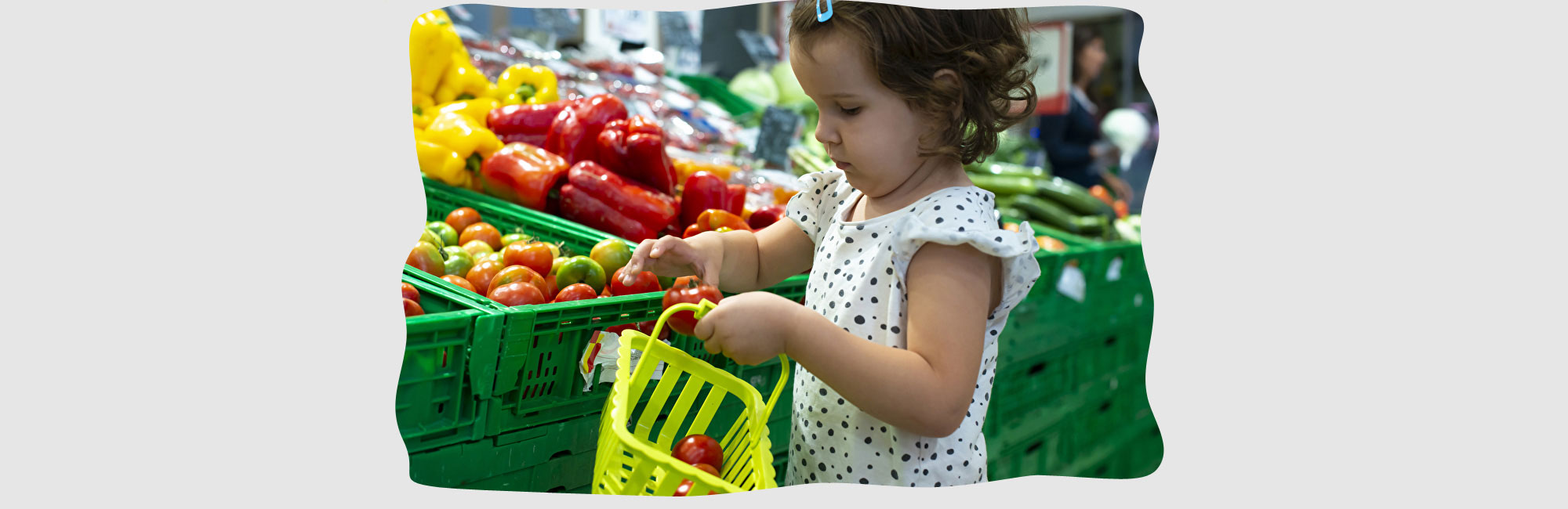 Super- und Einkaufsmarkt Nah und Gut Haible in Hayingen - Bildinhalt: Kleines Mädchen kauft regionales Obst und Gemüse im Einkaufsmarkt mit seinem Körbchen ein.