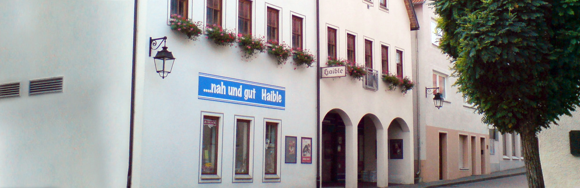 Super- und Einkaufsmarkt Nah und Gut Haible in Hayingen - Bildinhalt: Eingang Supermarkt Haible Hayingen.