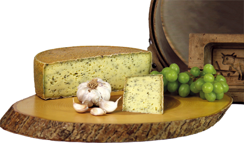 Knofikäse ist ein runder Käse mit ca. 5 cm Höhe und einer Rotkulturrinde. Der Käseteig weist eine Bruchlochung auf und hat eine leicht gelbe Farbe. Fett i T. ca. 45%. Der Käse hat eine schnittfeste geschmeidige Konsistenz Geruch und Geschmack sind  aromatisch mit typischer Knoblauch Note. Als Dekoration wurden zwei Holzbretter, ein Küchentuch, mehrer Koblauchzehe, Trauben und eine Springform mit Kuhmotiv gewählt.