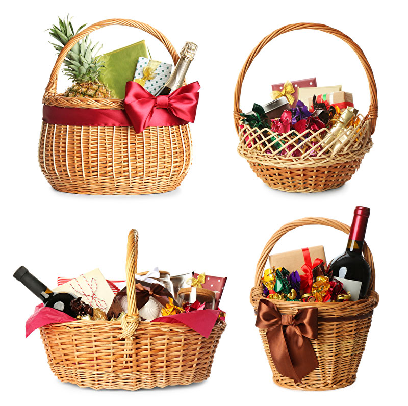 Geschenkkörbe, Präsentkörbe für jeden Anlass - Bildinhalt: Vier Geschenkörbe und Präsentkörbe gefüllt mit Sekt, Ananas, Pralinen, Wein und sonstigen Leckereien.